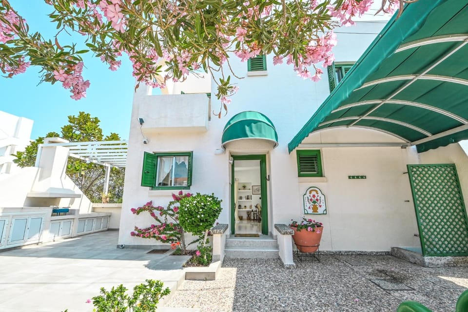 Facade/entrance, Parking