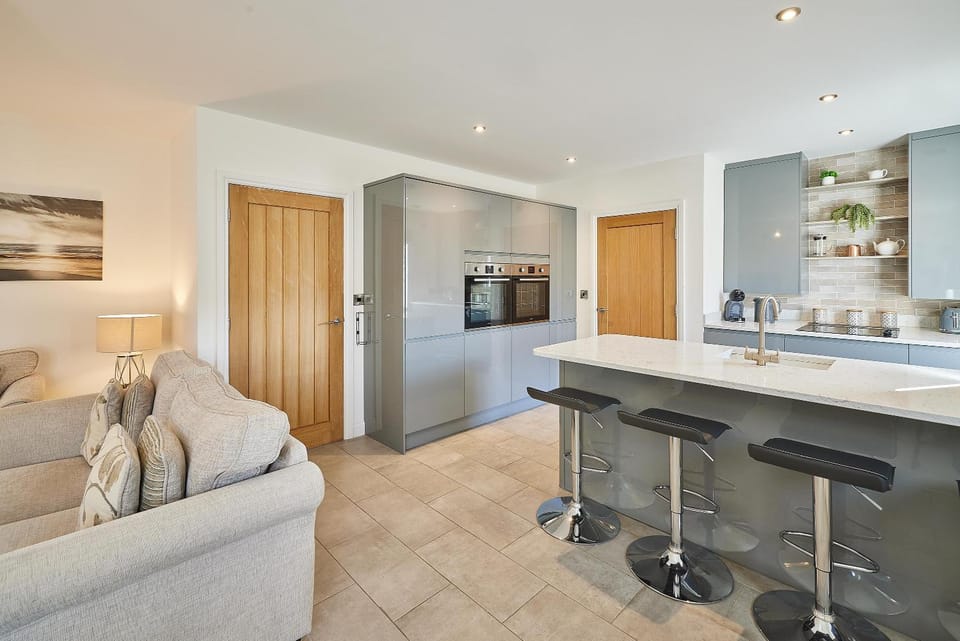 Kitchen or kitchenette, Living room, Seating area, Dining area, stove