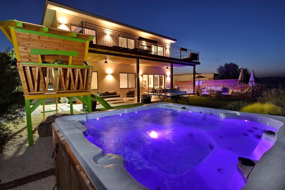 Property building, Night, Natural landscape, Hot Tub, Pool view, Swimming pool, sunbed