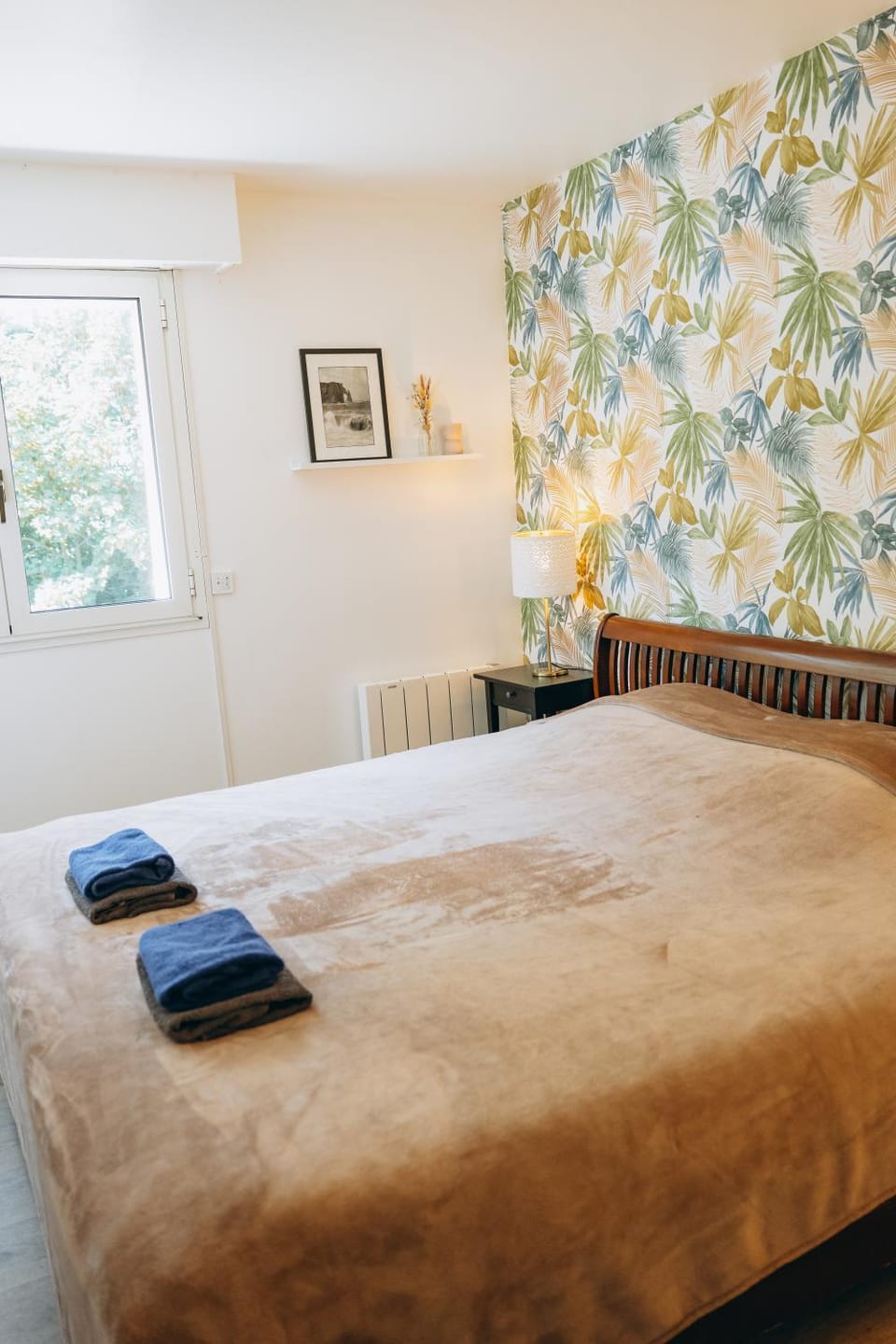 Photo of the whole room, Bedroom, towels