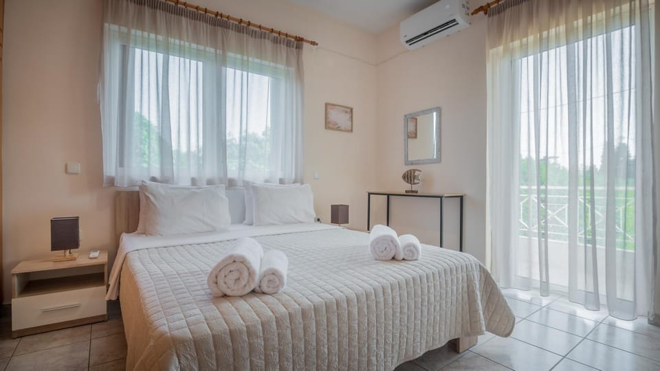 Bed, Photo of the whole room, Bedroom, towels, air conditioner