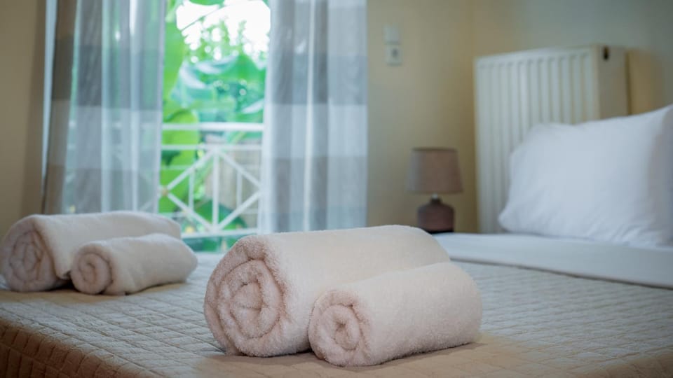 Bed, Bedroom, towels