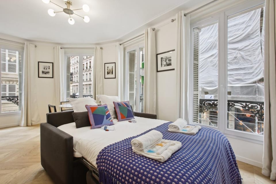 Bed, Living room, Bedroom, towels