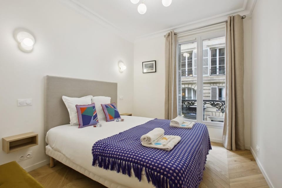 Bed, Bedroom, towels