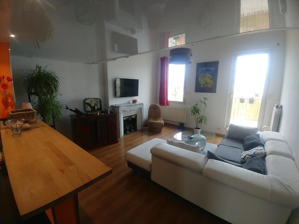 LOFT T3 90 m2 + TERRASSES - Accès direct plage/bus Apartment in Marseille