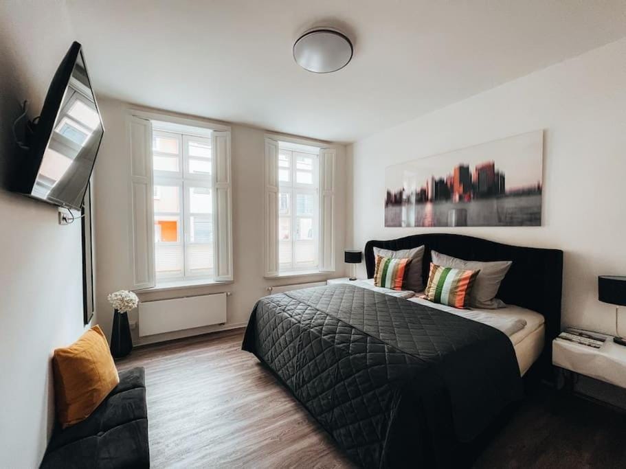 Bed, TV and multimedia, Photo of the whole room, Bedroom