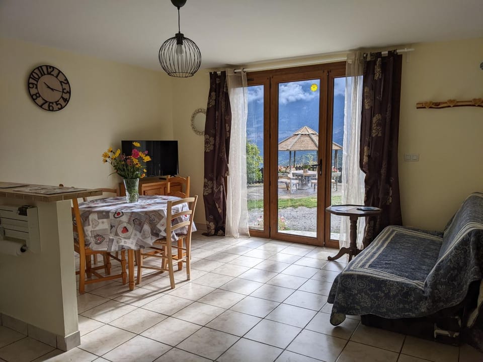 Natural landscape, TV and multimedia, Living room, Seating area, Dining area, Mountain view