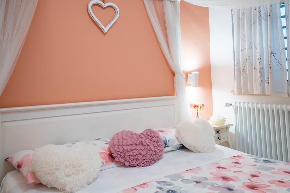 Bed, Photo of the whole room, Bedroom, internet