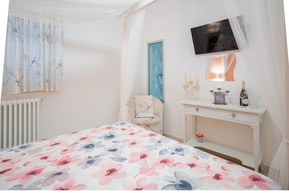Bed, TV and multimedia, Photo of the whole room, Bedroom