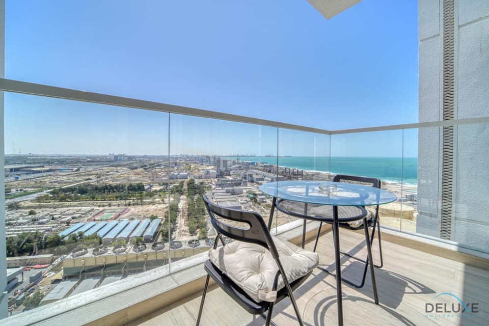 Property building, Natural landscape, View (from property/room), Balcony/Terrace, Seating area, City view, Sea view, Swimming pool