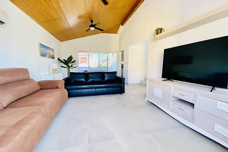 TV and multimedia, Living room, Seating area, fireplace