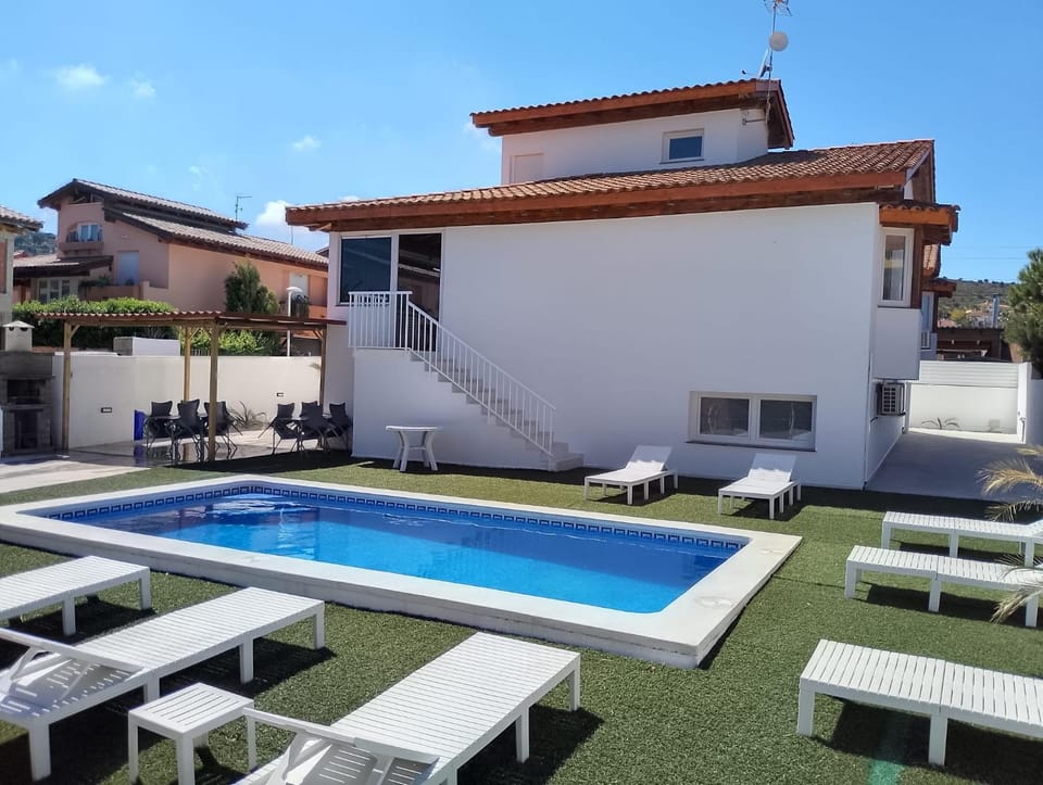 Property building, BBQ facilities, Swimming pool, sunbed