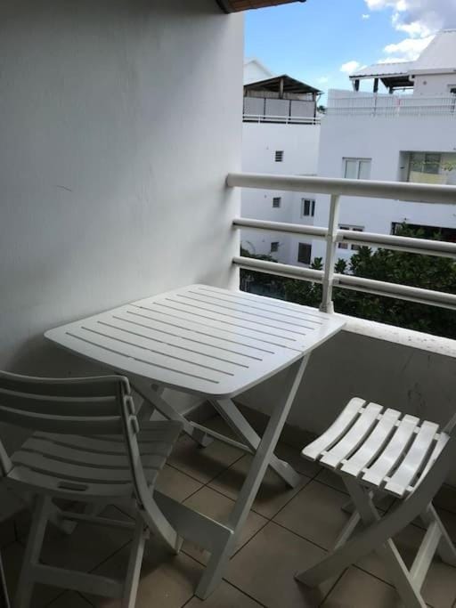 Joli T1 classe 2* avec balcon proche plages Apartment in Saint-Paul
