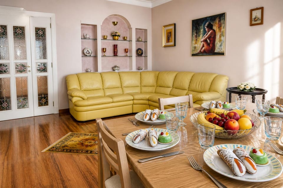Living room, Food and drinks, Seating area, Food, Breakfast, Continental breakfast, Lunch, Dinner, Drinks