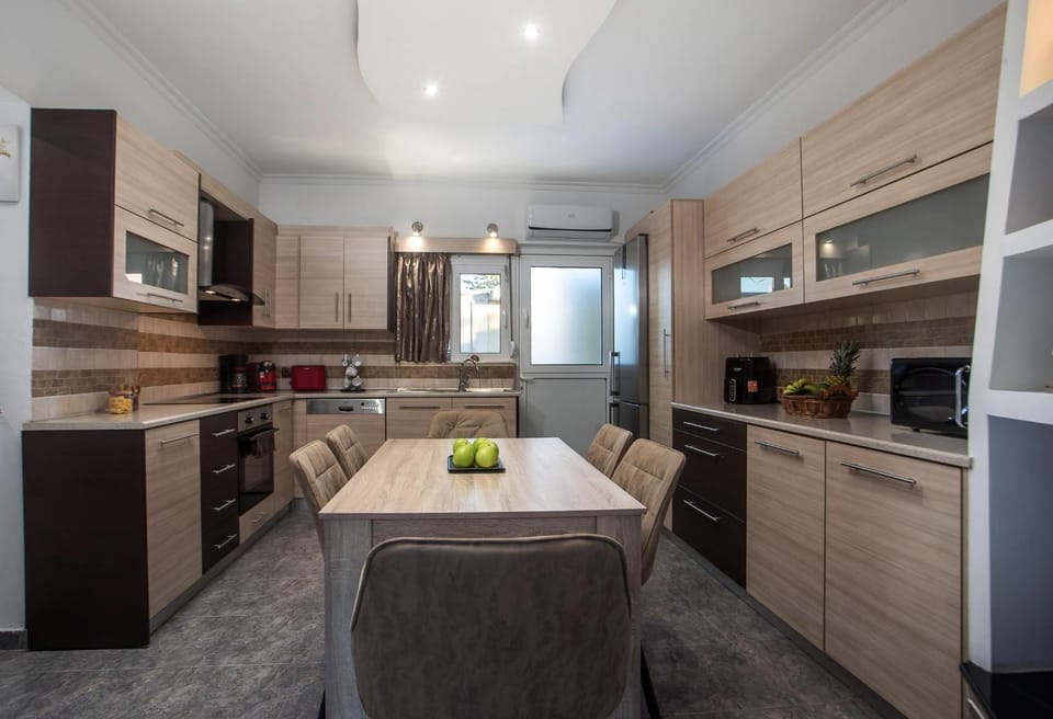 Kitchen or kitchenette, Dining area, oven