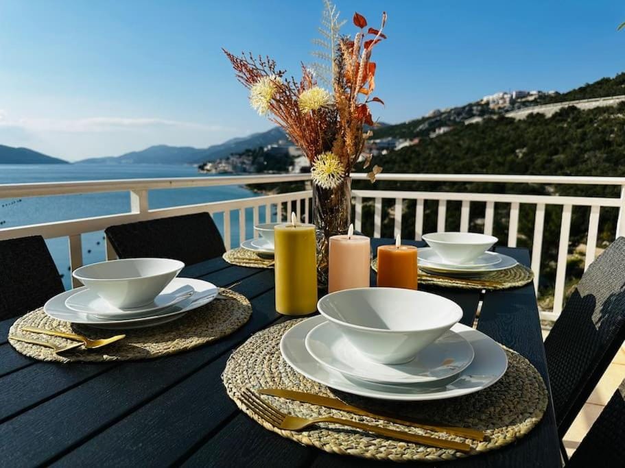 Beautiful fully renovated apartment BY THE SEA, large balcony with enchanting views Apartment in Neum