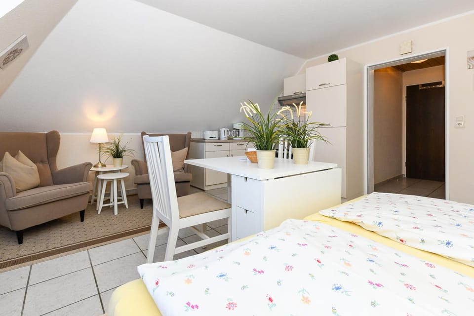 Bed, Kitchen or kitchenette, Photo of the whole room, Seating area
