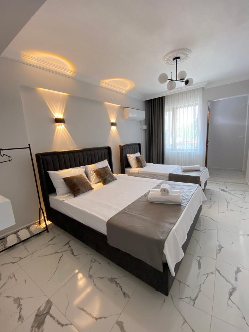 Bed, towels