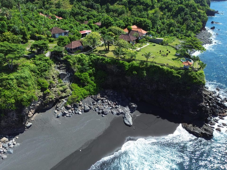 Natural landscape, Garden, Coffee/tea facilities, Dining area, Beach, Sea view