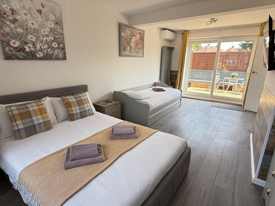 Gatwick Studio Bed and Breakfast in Horley