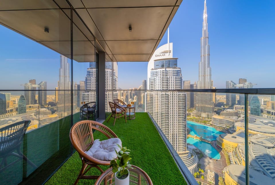 View (from property/room), Balcony/Terrace, City view, Lake view, Landmark view