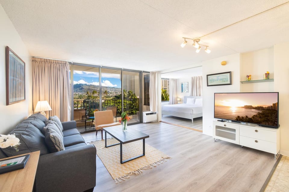 Communal lounge/ TV room, Bed, TV and multimedia, Living room, Photo of the whole room, Seating area, Bedroom