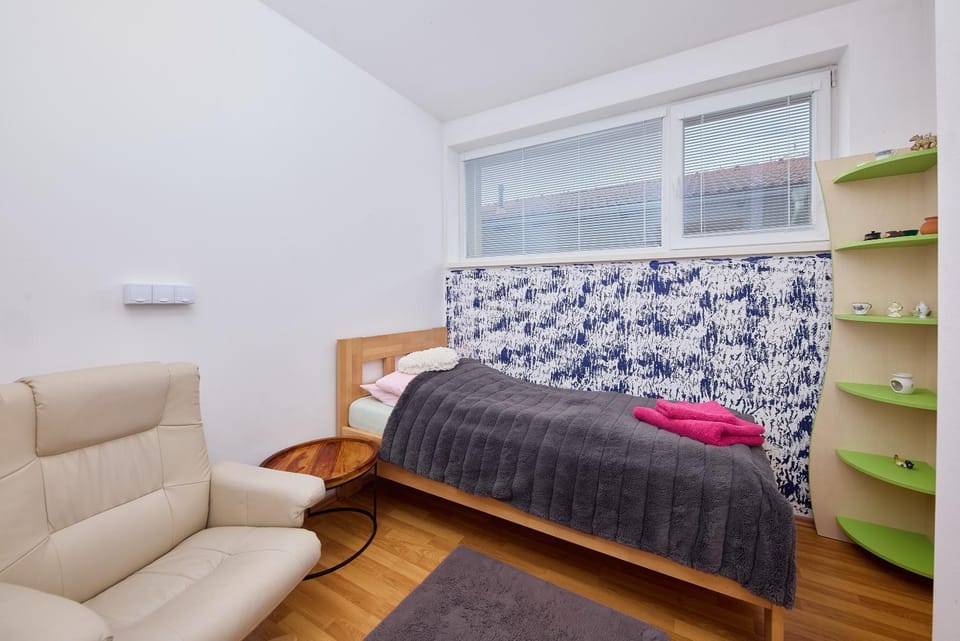 Bed, Bedroom, towels