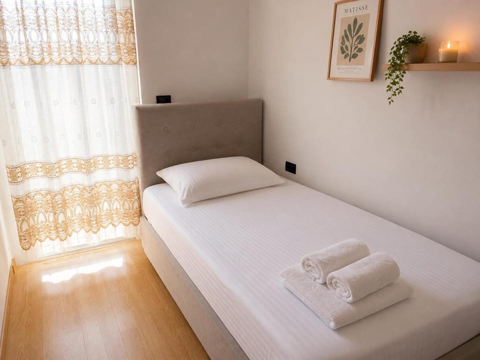 Bed, Bedroom, towels