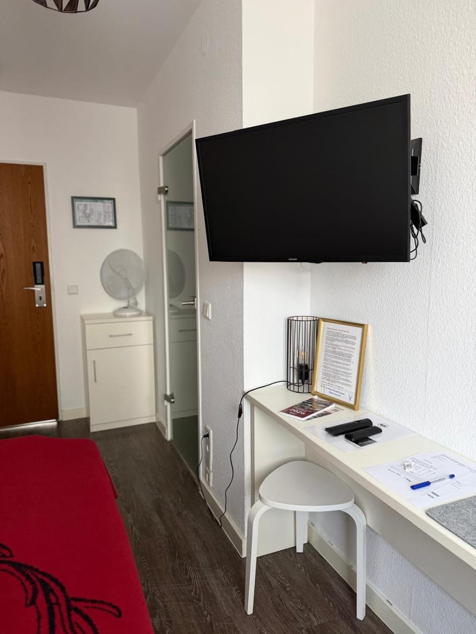 Bed, TV and multimedia, Photo of the whole room, Bedroom, wardrobe