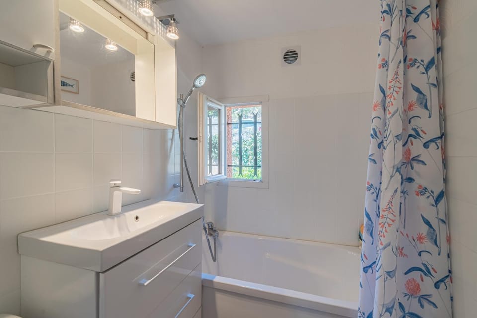 Bathroom, Bath