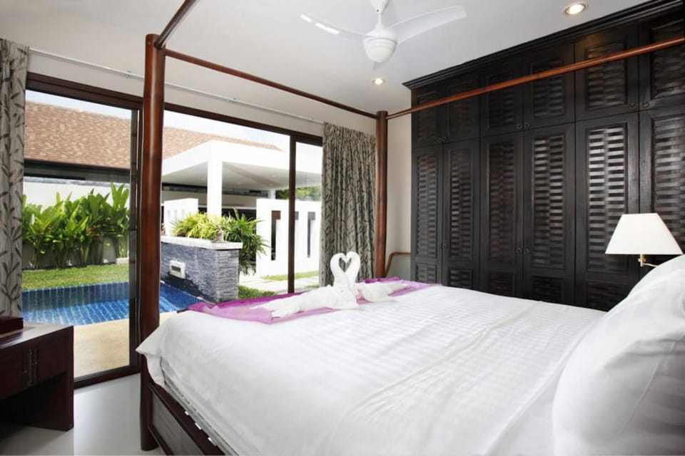 Bed, Photo of the whole room, Bedroom, Pool view, Swimming pool