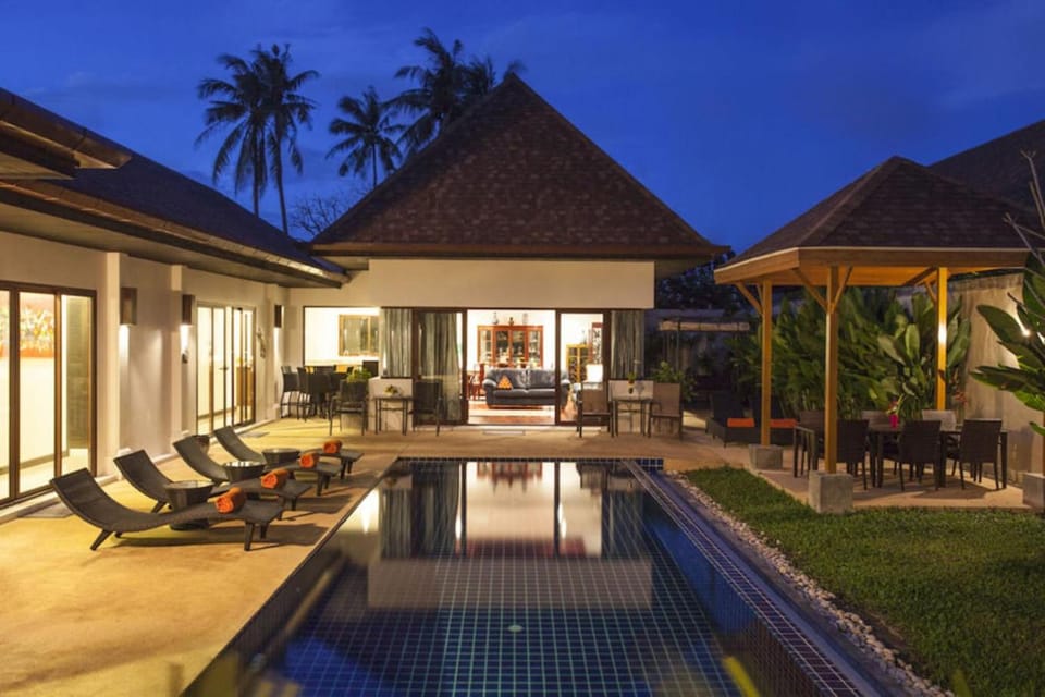 Property building, Patio, Night, Garden, Garden view, Pool view, Swimming pool, Swimming pool, sunbed
