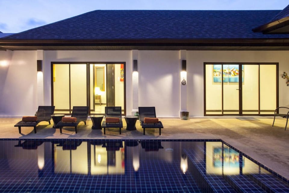 Property building, Patio, Pool view, Swimming pool, sunbed