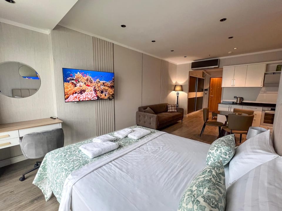 Bed, TV and multimedia, Kitchen or kitchenette, Photo of the whole room, Seating area, oven, towels