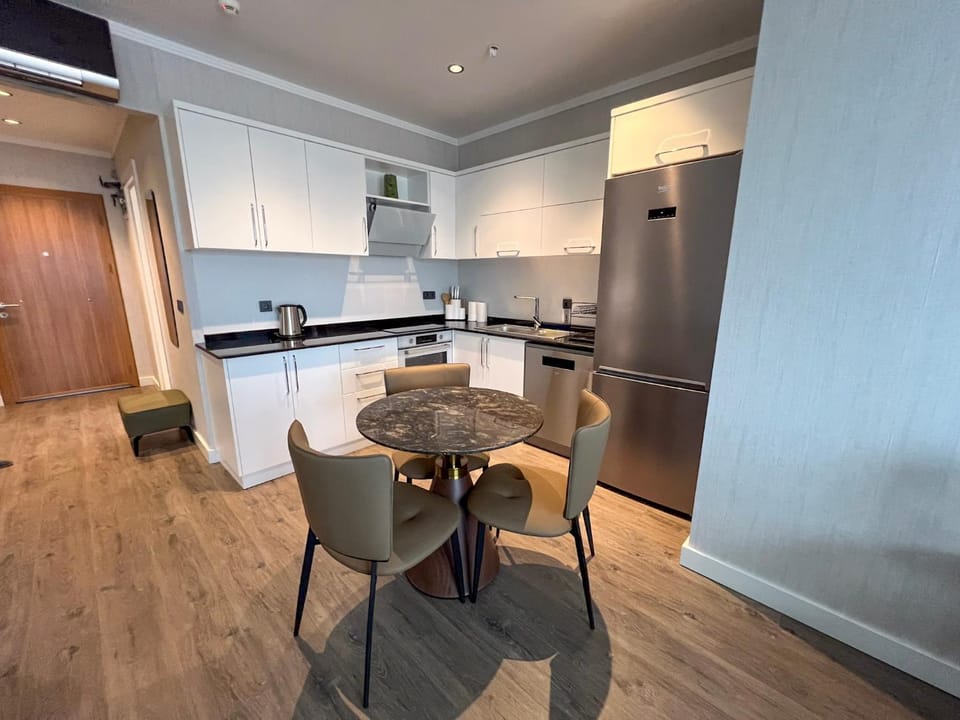 Kitchen or kitchenette, Dining area