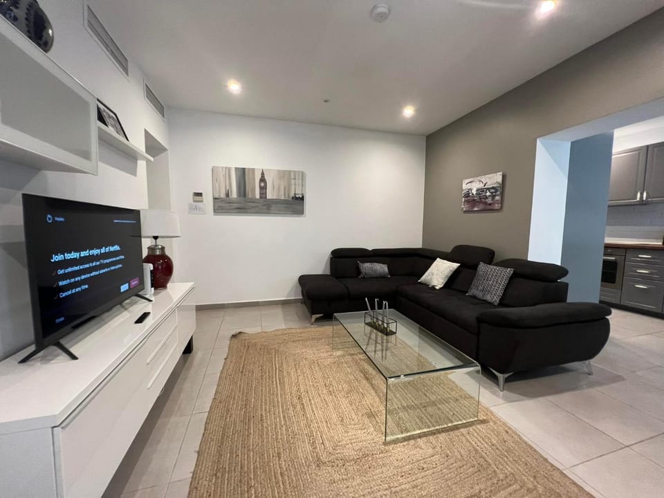 2BR 2BA with private patio your serene escape Apartment in Gibraltar
