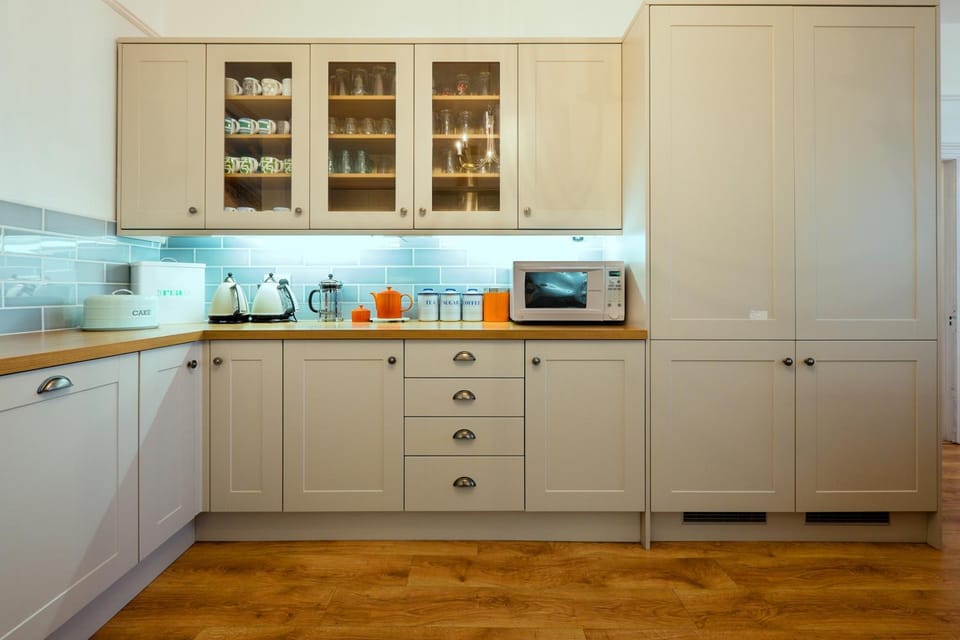 Coffee/tea facilities, Kitchen or kitchenette, oven, pet friendly, stove