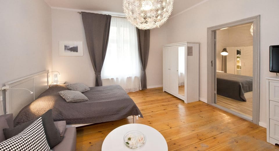 TV and multimedia, Photo of the whole room, Bedroom