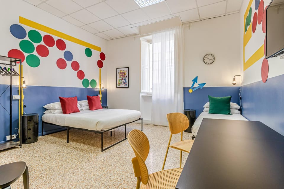 Bed, TV and multimedia, Photo of the whole room, Decorative detail, Bedroom