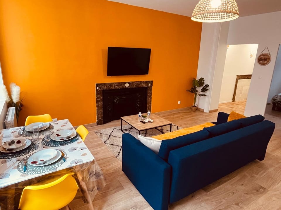 Communal lounge/ TV room, TV and multimedia, Living room, Seating area, Dining area