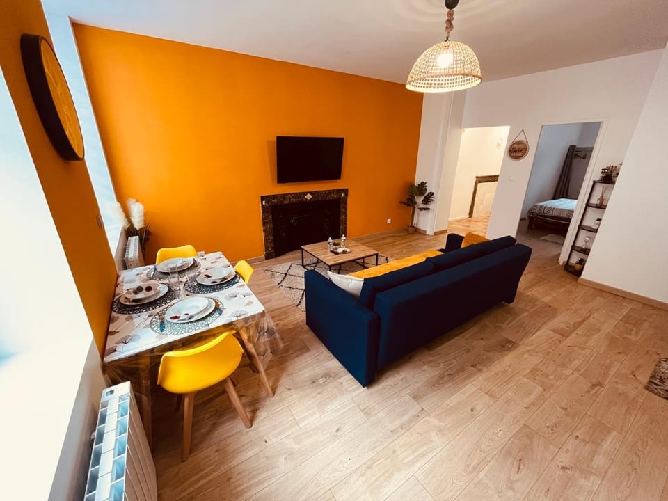 Communal lounge/ TV room, TV and multimedia, Living room, Seating area, Dining area