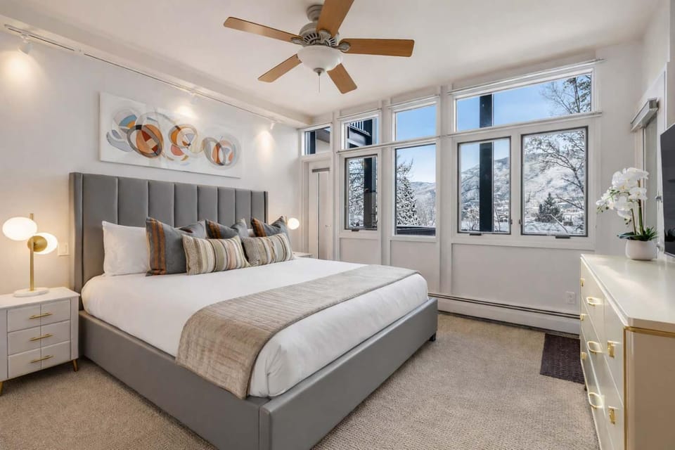 New Listing! 3 BR 3 BA Updated Condo - Pool & Hot-tub Apartment in Aspen