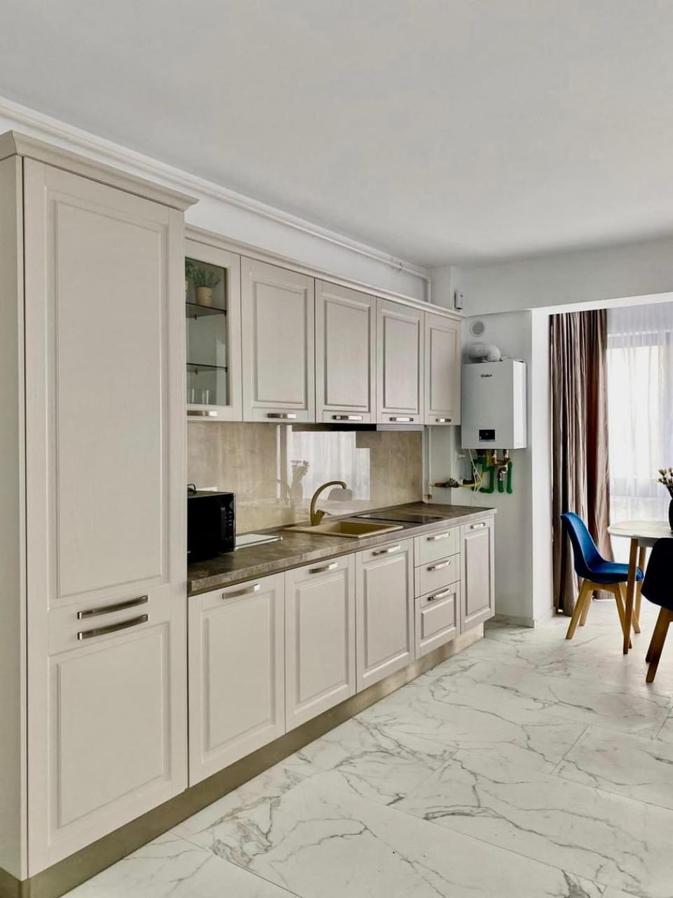 Kitchen or kitchenette, Dining area, minibar, stove