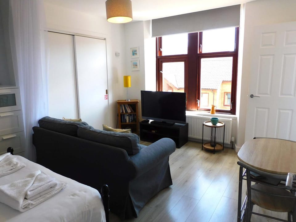 Modern bright studio apartment in south Glasgow Apartment in Glasgow