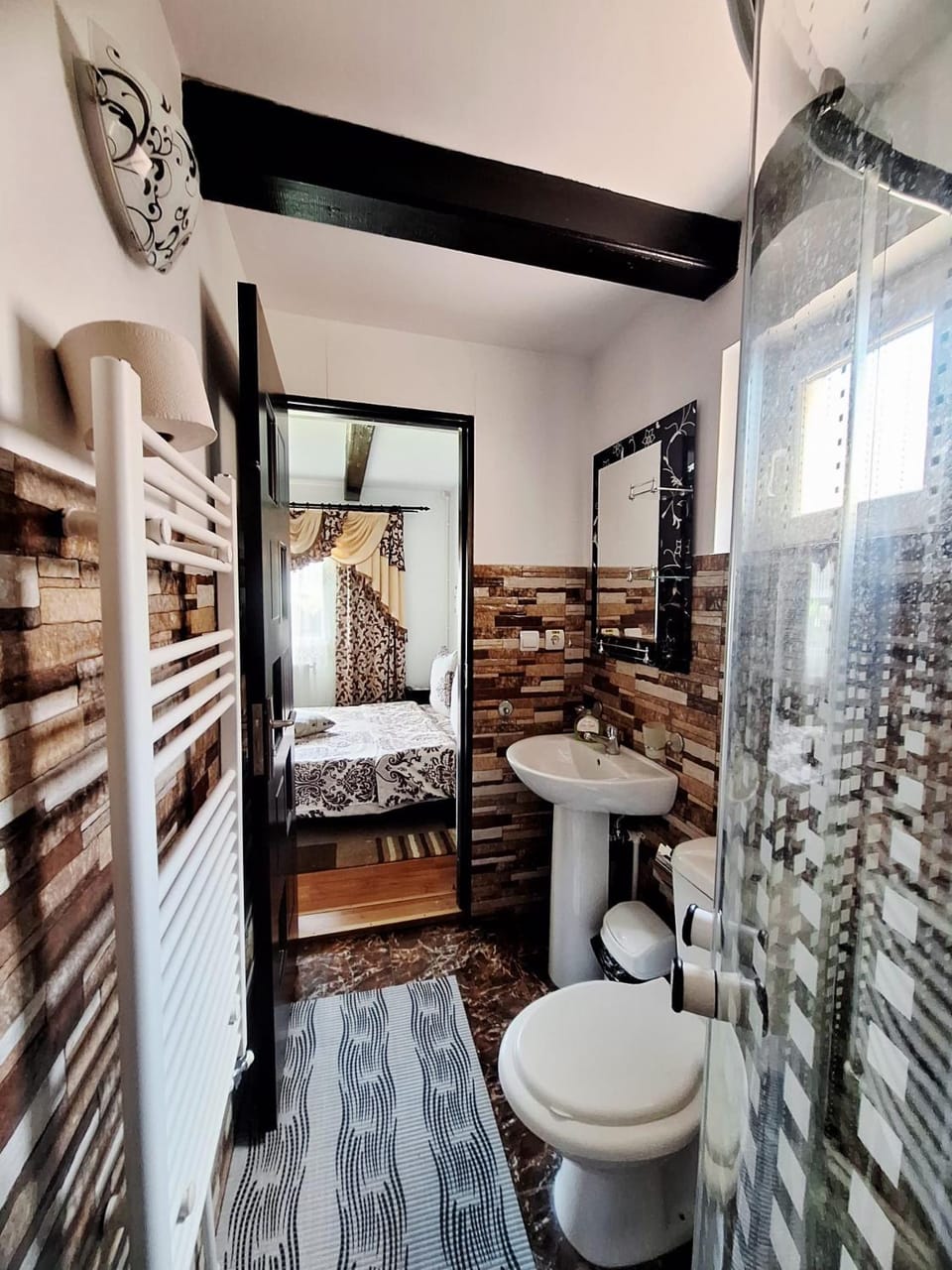 Shower, Toilet, Bed, Bathroom, Photo of the whole room, Bedroom, towels