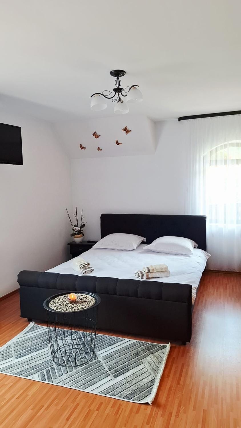 Bed, TV and multimedia, Photo of the whole room, Bedroom