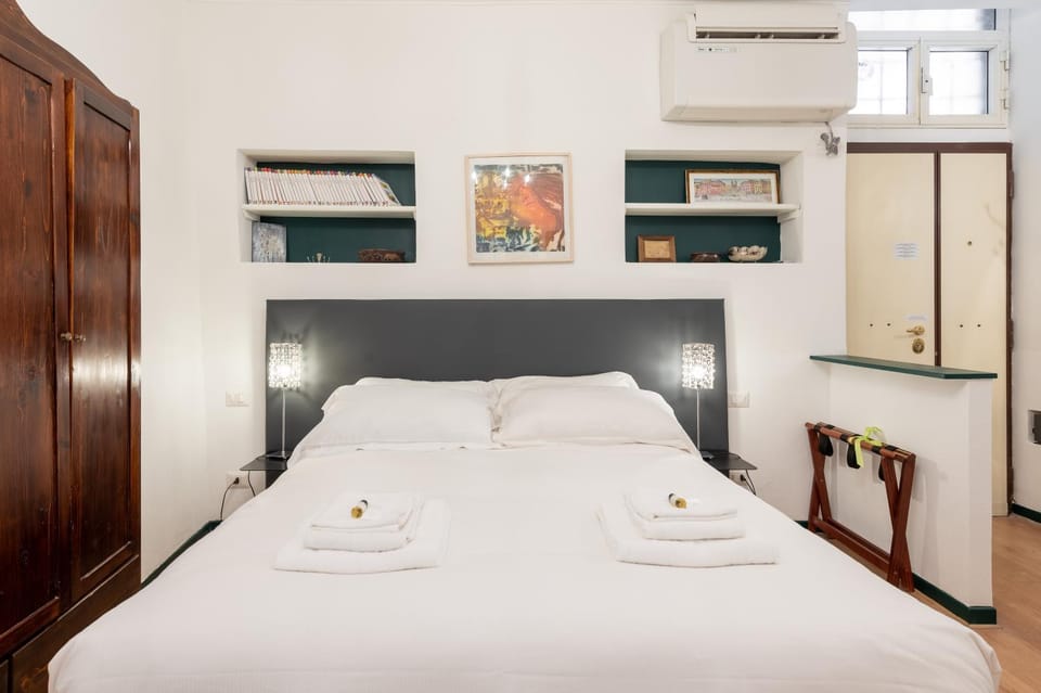 Old Trastevere Studio Apartment in Rome