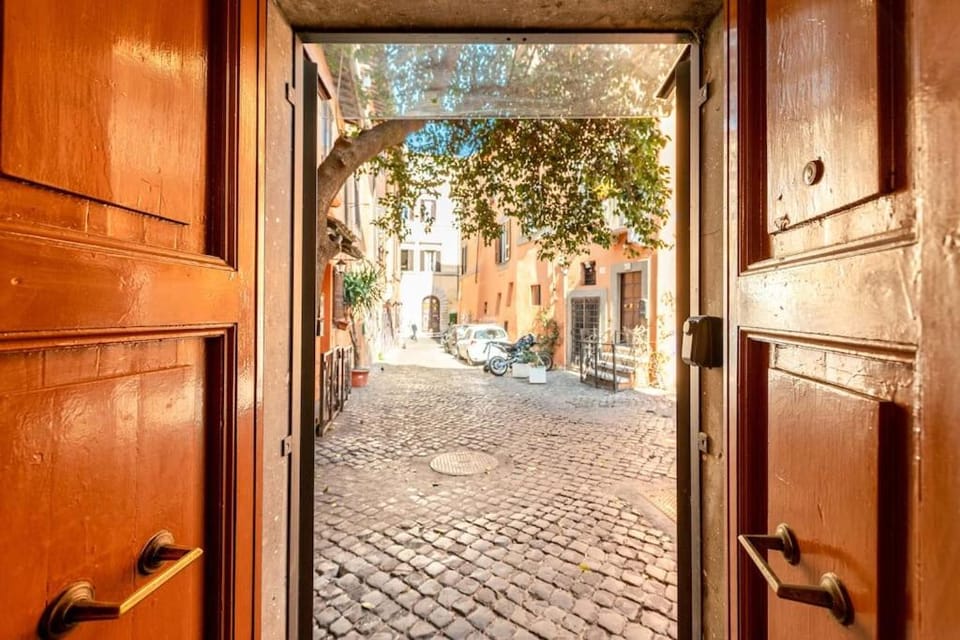 Old Trastevere Studio Apartment in Rome