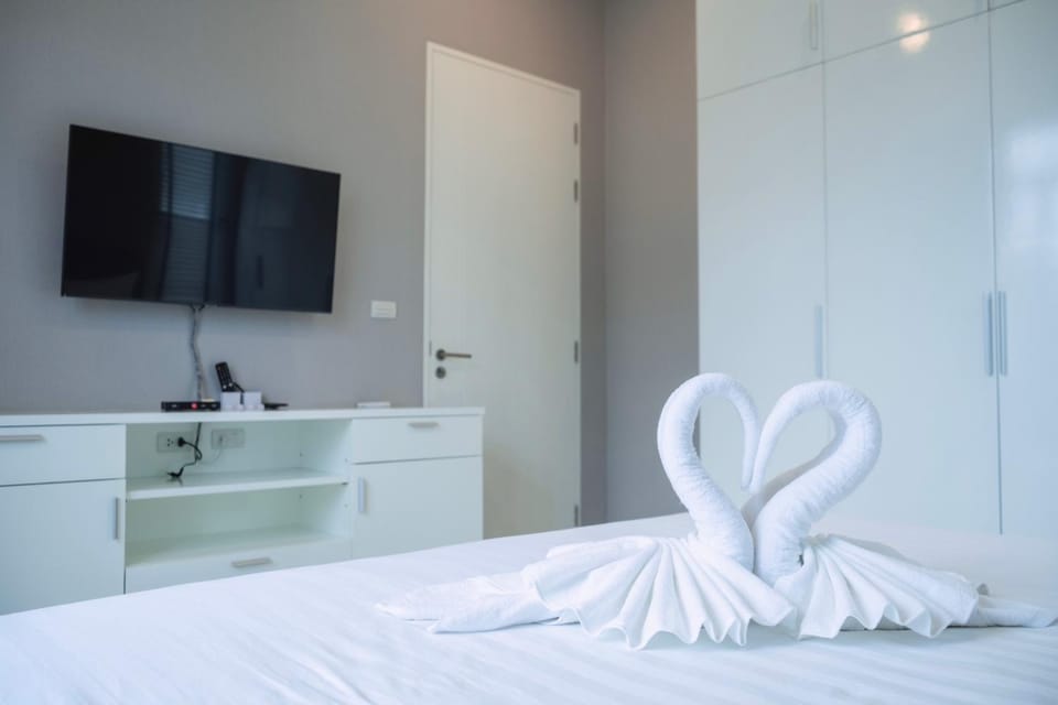Bed, TV and multimedia, Photo of the whole room, Bedroom, towels, wardrobe