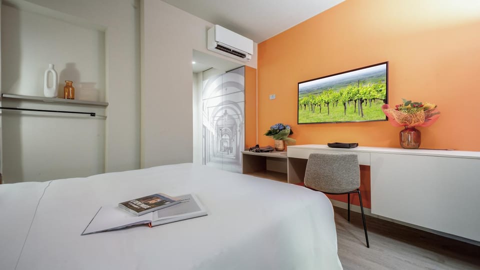 Bed, TV and multimedia, Bedroom